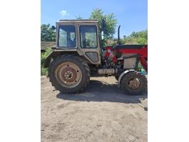 MTZ 82 a homlokrakodóval + ár
