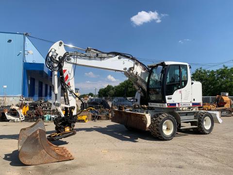 Liebherr A913 Compact + Engcon Rototilt gumikerekes kotró Liebherr A913 Compact + Engcon Rototilt gumikerekes kotró