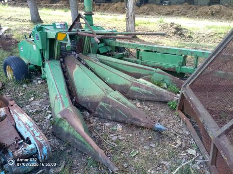 John Deere 3950 vontatott silózó,  szecskázó