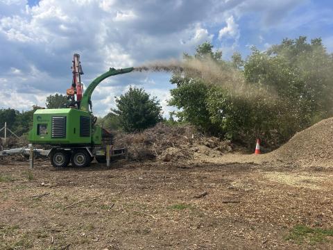 Ágdaráló, faaprító, gallydaráló Woodzilla BBT 400 utánfutóra szerelt ipari darus ágaprító, 3,5 t össztömeg Ágdaráló, faaprító, gallydaráló Woodzilla BBT 400 utánfutóra szerelt ipari darus ágaprító, 3,5 t össztömeg