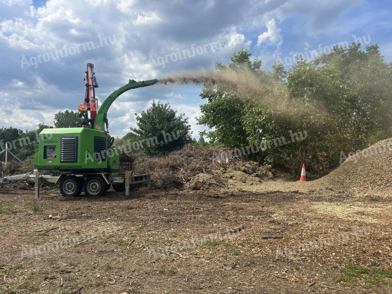 Ágdaráló,  faaprító,  gallydaráló Woodzilla BBT 400 utánfutóra szerelt ipari darus ágaprító,  3,5 t össztömeg