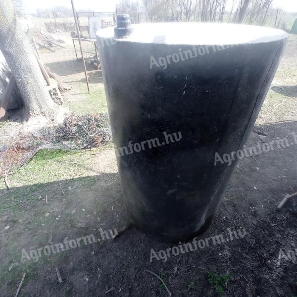 Fém üzemanyagtartály Kiskunfélegyházán - 150 cm magas, 80 cm átmérőjű