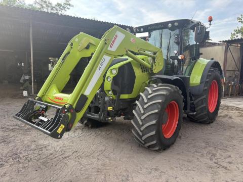 Claas Arion 650 homlokrakodóval