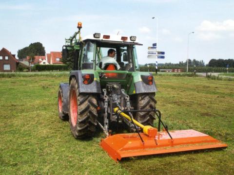 PERFECT LB rét, legelő körforgó kasza kopásálló, profilozott vezetősínekkel a rétek, legelők tisztító kaszálásához. Kiváló az egyenetlen terephez. Hatékony hajtásrendszer nagy áteresztőképességgel.
