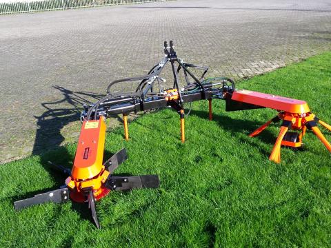 PERFECT SPD sorseprű a traktor mindkét oldalán eltávolítja a metszési nyesedéket és a leveleket a fasor alatti sávból. A seprőegység a traktortól függetlenül talajkövető. Munkaszélesség: 1,30-5,15m. PERFECT SPD sorseprű a traktor mindkét oldalán eltávolítja a metszési nyesedéket és a leveleket a fasor alatti sávból. A seprőegység a traktortól függetlenül talajkövető. Munkaszélesség: 1,30-5,15m.