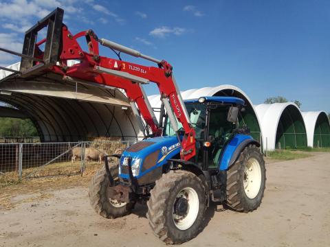 New Holland TD5.95 traktor homlokrakodóval