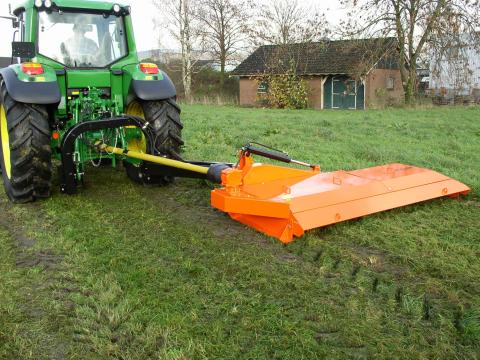 PERFECT SV2: robusztus, szíjhajtású mulcsozó körforgó kasza extra széles lengőkarral. Lehetséges messze a traktor nyomvonalán túl is dolgozni. Frontkaszával a teljes munkaszélesség 6m. PERFECT SV2: robusztus, szíjhajtású mulcsozó körforgó kasza extra széles lengőkarral. Lehetséges messze a traktor nyomvonalán túl is dolgozni. Frontkaszával a teljes munkaszélesség 6m.