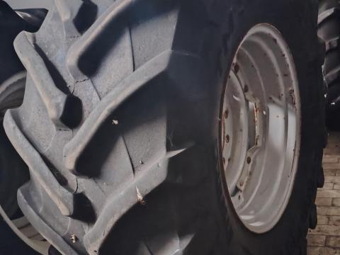 600/70R28 Pirelli szerelt kerék Ferguson felni 600/70R28 Pirelli szerelt kerék Ferguson felni