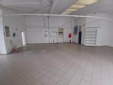 Ingatlanfejlesztők figyelmébe ajánlom! Debrecenben a Bevásárló úton, páratlan lehetőség, 4500 m² alapterületű, 9,5 m magas csarnok építhető a telekre