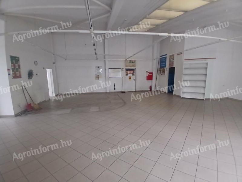 Ingatlanfejlesztők figyelmébe ajánlom! Debrecenben a Bevásárló úton, páratlan lehetőség, 4500 m² alapterületű, 9,5 m magas csarnok építhető a telekre