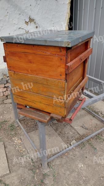 Hunor alsó fiókkal,  1/2 NB felső fiókkal méhkaptár eladó