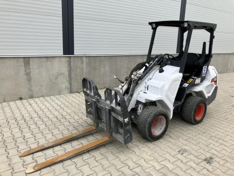 Eladó kiváló állapotú, használt Bobcat L28 típusú teleszkópos mini homlokrakodó kanállal és raklapvillával Eladó kiváló állapotú, használt Bobcat L28 típusú teleszkópos mini homlokrakodó kanállal és raklapvillával