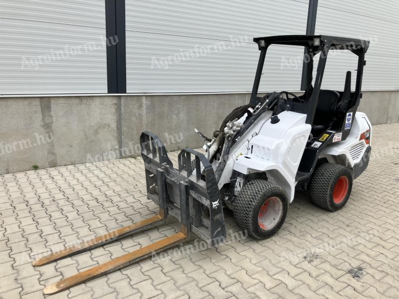 Eladó kiváló állapotú, használt Bobcat L28 típusú teleszkópos mini homlokrakodó kanállal és raklapvillával
