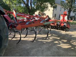Kverneland Turbo 3000 kultivátor (2020) – Actiflex 580 mm hengerrel és hátsó terelőpálcasorral,  gyári közúti világítással és ajándék új lúdtalpkapákkal
