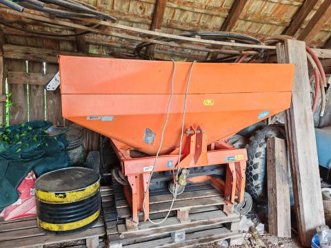 Kuhn M423 műtrágyaszóró Kuhn M423 műtrágyaszóró
