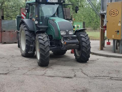 Valtra N111, 124 lóerős, sorba befér