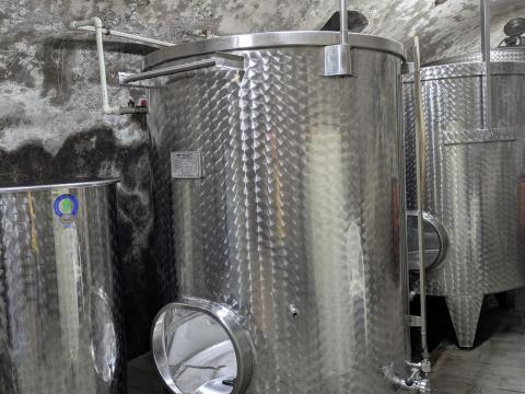 Rozsdamentes bortartályok DD-Inox 15, 20, 30 hl – hűtőpalást, lábon álló Rozsdamentes bortartályok DD-Inox 15, 20, 30 hl – hűtőpalást, lábon álló