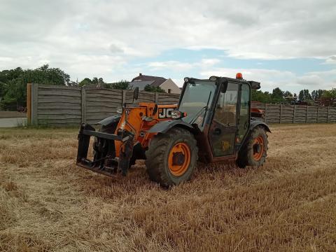 JCB 527-58 kitológémes rakodó raklapvillával,  2014-es évjáratú