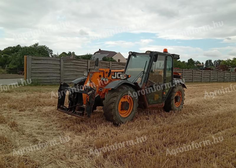 JCB 527-58 kitológémes rakodó raklapvillával,  2014-es évjáratú
