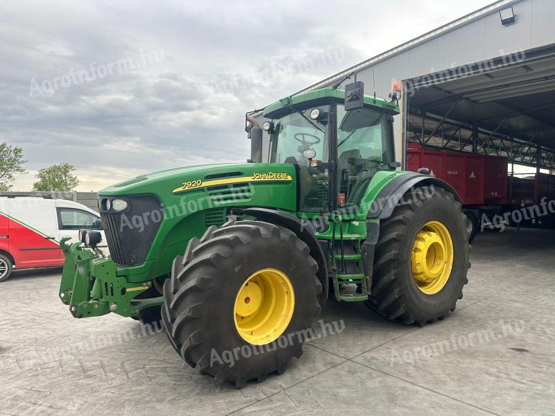 John Deere 7920
