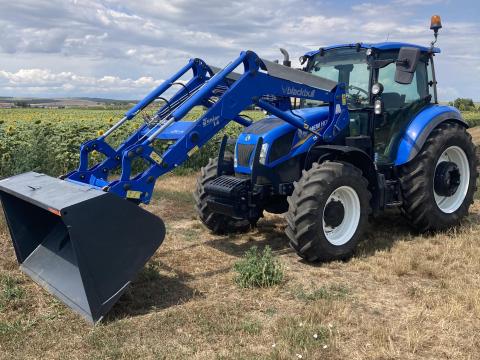 New Holland T5.95 UTILITY Traktor Blackbull Junior 1.4 homlokrakodóval és tartozékaival New Holland T5.95 UTILITY Traktor Blackbull Junior 1.4 homlokrakodóval és tartozékaival