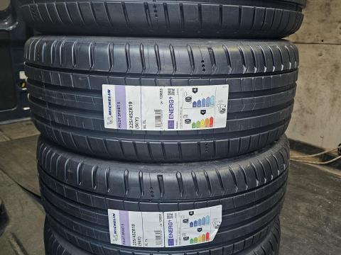 225/45R19 Michelin Pilot Sport 5 új nyári gumi DOT0126 akció 225/45R19 Michelin Pilot Sport 5 új nyári gumi DOT0126 akció