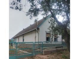 Balatonközeli, erdőkapcsolatos, panorámás, 65%-ban felújított családi ház Somogygesztiben (3971 nm)