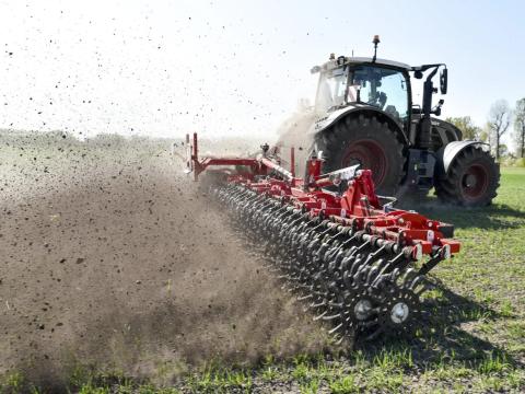 EINBÖCK ROTARYSTAR rotációs kapa speciálisan tervezett rotorcsillagokkal a gabonafélék, kukorica, szója, cékla stb. cserepesedés törésére, talajtömörödésének fellazítására, akár 20 km/h sebességgel.