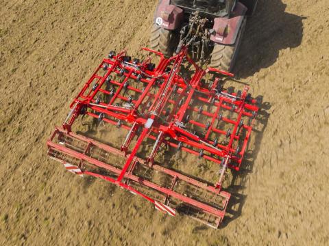 EINBÖCK VIBROSTAR finomkultivátort magágy-előkészítésre tervezték. Könnyű és közepesen kötött talajokon ideális magágyat és optimális egyengetést hoz létre szántott, vagy mulcsfedésű területeken.