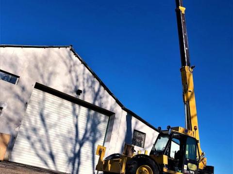 Caterpillar (CAT) TH-83 teleszkópos rakodó eladó – komplett adaptercsomaggal, napi használatból