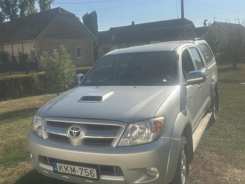 Dupla kabinos Toyota pickup eladó