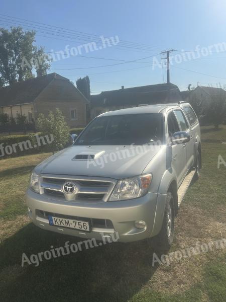 Dupla kabinos Toyota pickup eladó