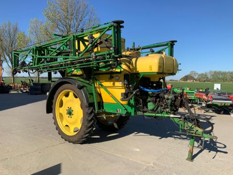 JOHN DEERE 624 PERMETEZŐ, VEGYSZEREZŐ, 2400 LITERES, 27 MÉTERES SZÓRÓKERETTEL JOHN DEERE 624 PERMETEZŐ, VEGYSZEREZŐ, 2400 LITERES, 27 MÉTERES SZÓRÓKERETTEL