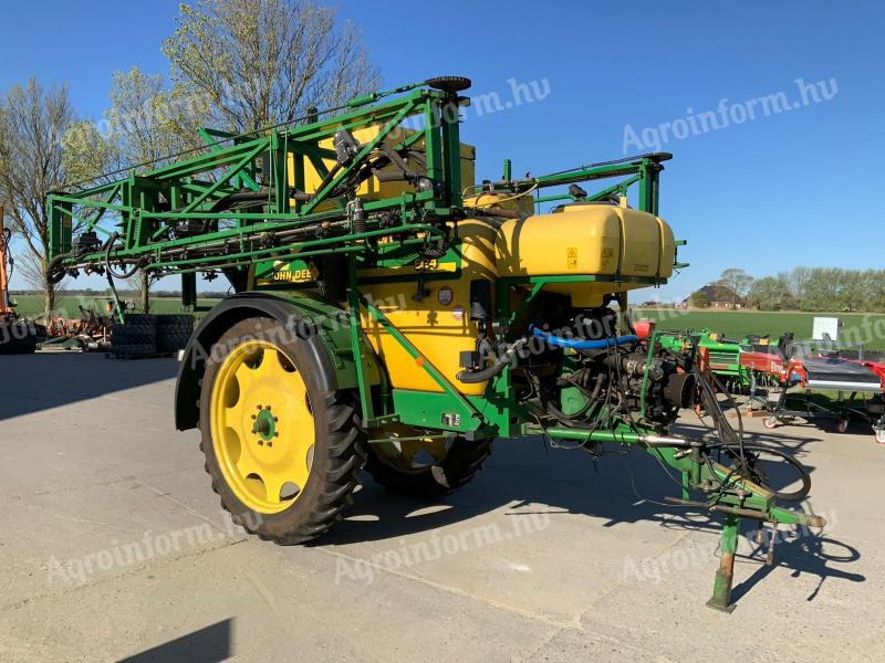 JOHN DEERE 624 PERMETEZŐ,  VEGYSZEREZŐ,  2400 LITERES,  27 MÉTERES SZÓRÓKERETTEL