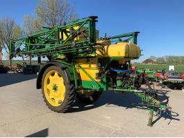 JOHN DEERE 624 PERMETEZŐ,  VEGYSZEREZŐ,  2400 LITERES,  27 MÉTERES SZÓRÓKERETTEL