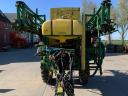 JOHN DEERE 624 PERMETEZŐ,  VEGYSZEREZŐ,  2400 LITERES,  27 MÉTERES SZÓRÓKERETTEL