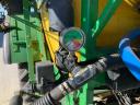 JOHN DEERE 624 PERMETEZŐ,  VEGYSZEREZŐ,  2400 LITERES,  27 MÉTERES SZÓRÓKERETTEL