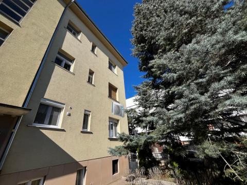 SOPRONBAN központi helyen 120 m2-es,  három és félszobás,  felújított lakás KIADÓ