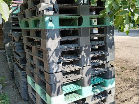 Hibás, sérült, vegyes méretű műanyag rakodólapok Hibás, sérült, vegyes méretű műanyag rakodólapok