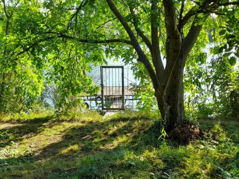 Eladó összközműves belterületi telek Szolnok Holt-Tisza part