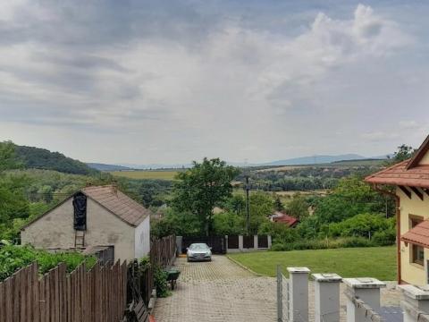 Eladó Rádon újszerű, örökpanorámás családi ház gazdálkodásra is alkalmas 4500 m²-es telekkel Budapesttől 30 km-re