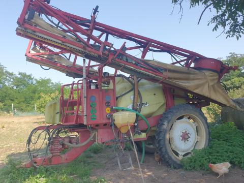 Hardi Commander Plus 2800 Twin Force vontatott légzsákos permetező Hardi Commander Plus 2800 Twin Force vontatott légzsákos permetező