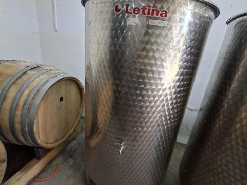 Eladó saválló 600 l-es, pumpás fedeles bortartályok Eladó saválló 600 l-es, pumpás fedeles bortartályok