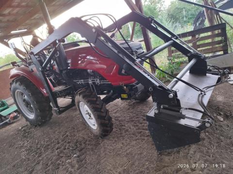 AMS 554 traktor, 150 cm hidraulikusan nyitható homlokrakodó kanállal AMS 554 traktor, 150 cm hidraulikusan nyitható homlokrakodó kanállal