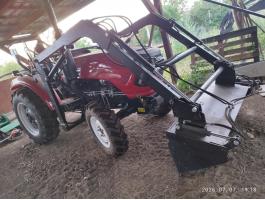 AMS 554 traktor, 150 cm hidraulikusan nyitható homlokrakodó kanállal