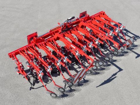 EINBÖCK CHOPSTAR-ONE univerzális kultivátor nagy rugalmassággal 15 és 100 cm közötti sortávolsággal, hagyományos és speciális növényekhez, síkterületen vagy ágyásban történő művelésre. EINBÖCK CHOPSTAR-ONE univerzális kultivátor nagy rugalmassággal 15 és 100 cm közötti sortávolsággal, hagyományos és speciális növényekhez, síkterületen vagy ágyásban történő művelésre.
