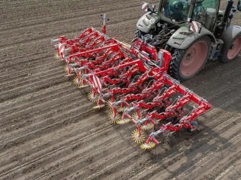 EINBÖCK CHOPSTAR-PRIME prémium sorközművelő kultivátor 35–90 cm sortávra, cékla, szója, kukorica, napraforgó, zöldségek kapálására. A PRIME lelke a számos gyors beállítás és az akár 50cm-es sorkiemelés. EINBÖCK CHOPSTAR-PRIME prémium sorközművelő kultivátor 35–90 cm sortávra, cékla, szója, kukorica, napraforgó, zöldségek kapálására. A PRIME lelke a számos gyors beállítás és az akár 50cm-es sorkiemelés.