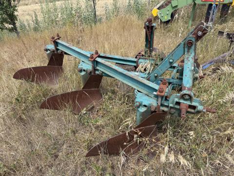 Orosz / Szovjet 3 fejes függesztett ágyeke mélységhatároló kerékkel Orosz / Szovjet 3 fejes függesztett ágyeke mélységhatároló kerékkel