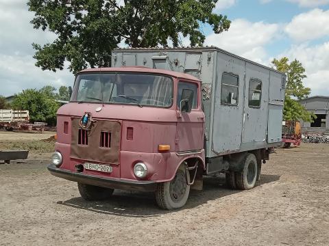IFA Műhelykocsi kompresszorral, heggesztő dinamóval, satuval, köszörűvel, aggregátorral, satupad és polcrendszerrel IFA Műhelykocsi kompresszorral, heggesztő dinamóval, satuval, köszörűvel, aggregátorral, satupad és polcrendszerrel