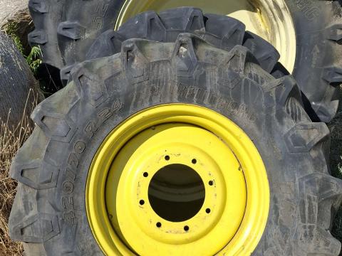 John Deere szerelt kerékszett 6000-es szérián volt John Deere szerelt kerékszett 6000-es szérián volt